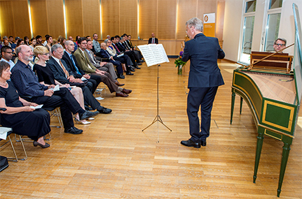 Bei der Feier gab es auch ein musikalisches Rahmenprogramm – mit Werken von Johann Sebastian Bach allerdings nicht sehr japanisch. Foto: UHH/RZZ/MCC/Mentz