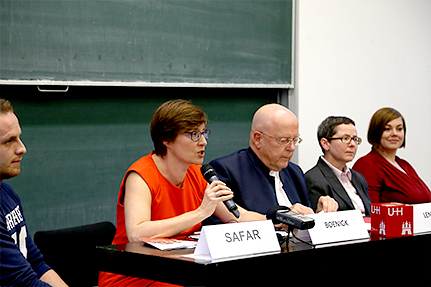 Im Vorfeld stellten Universitätspräsident Prof. Dr. Dieter Lenzen und die Flüchtlingsbeauftragte der Uni Hamburg, Prof. Dr. Silke Boenigk, das Programm #UHHhilft der Presse vor. Foto: UHH/Kranz