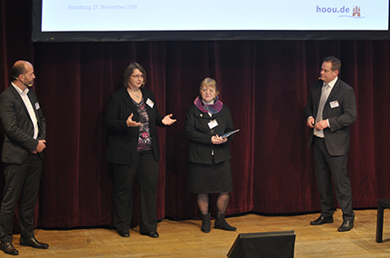 In einer gemeinsamen Keynote stellten die vier Mitglieder der HOOU-Steuergruppe Prof. Dr. Sönke Knutzen (TU Hamburg-Harburg), Prof. Dr. Kerstin Mayrberger (Universität Hamburg), Prof. Dr. Monika Bessenrodt-Weberpals (HAW) und Dr. Marc Göcks (Multimedia Kontor Hamburg - von links nach rechts) das Projekt HOOU und erste Ergebnisse vor. Foto: MMKH/Barth