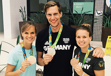 Drei Medaillen für Studierende der Universität Hamburg: Die Hockey-Spielerinnen Anne Schröder (re.) und Jana Teschke gewannen Bronze, der Ruderer Maximilian Munski Silber. Foto: Olympiastützpunkt Hamburg-Schleswig-Holstein