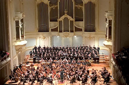 170 Musikerinnen und Musiker bildeten das Ensemble der Chöre und des Sinfonieorchesters der Universität Hamburg. Foto: UHH/Mehlhorn