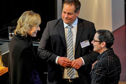Senatorin Dr. Dorothee Stapelfeldt, Dr. Marc Göcks, Geschäftsführer des Multimedia Kontors Hamburg, und Prof. Dr. Susanne Rupp, Vizepräsidentin für Studium und Lehre (v.l.), sprachen Grußworte zu Beginn der Veranstaltung. Foto: Christian Barth/MMKH