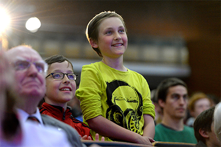 Endlich Alexander Gerst live sehen! Die Kinder waren sehr gut vorbereitet und stellten tolle Fragen. Foto: UHH/CEN/Ausserhofer