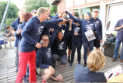 Die Mannschaft der Universität Hamburg freut sich über den Siegerpokal. Foto: Anton Bartling