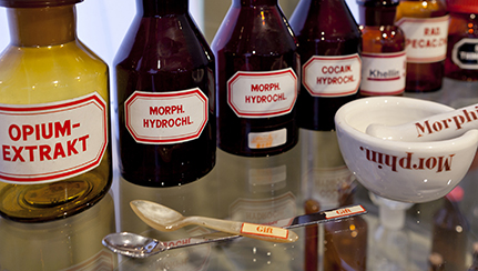 Die Besucherinnen und Besucher können
unter anderem alte Mörser und Behältnisse
betrachten. Foto: Alexa Seewald