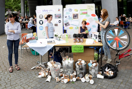 Die Studierendeninitiative „oikos“ informierte über ihre Projekte „CupChanger“ und „Eco-Map“. Foto: UHH/Kröninger