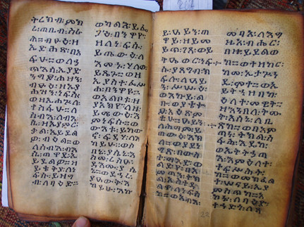 Die äthiopische Schrift ist eine Silbenschrift; sie wird im Gegensatz zu den anderen semitischen Schriften von links nach rechts geschrieben. Hier: Eine Seite aus der alten Handschrift aus der Sammlung des Klosters Gundä Gunde (Tigray, Nordäthiopien), Foto: D. Nosnitsin