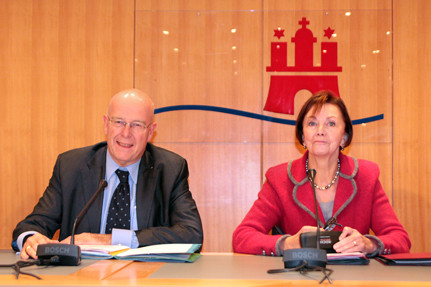 Prof. Dr. Dieter Lenzen und Wissenschaftssenatorin Dr. Herlind Gundelach auf der Pressekonferenz am 11.12. in Hamburg, Foto: Pressestelle des Senats/Norina Schreyer