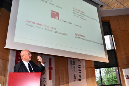 Universitätspräsident Dieter Lenzen präsentiert die Pläne der Universität auf der Veranstaltung der ZEIT-Stiftung, Foto: UHH/Schell