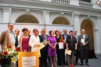 Gruppenbild mit den 14 Preisträgerinnen und Preisträgern des Lehrpreises 2010, in der Mitte: Wissenschaftssenatorin Dr. Herlind Gundelach, Foto: BWF