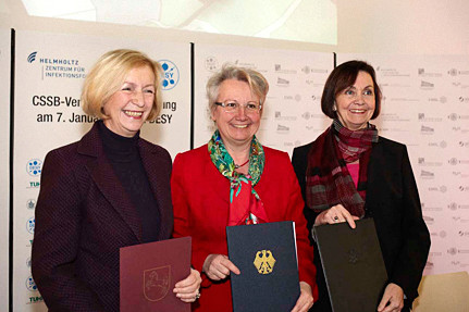 Der Bund-Länder-Vertrag ist gerade unterzeichnet: Prof. Dr. Johanna Wanka, Prof. Dr. Annette Schavan und Dr. Herlind Gundelach (v. l. n. r.). Foto: Helmholtz-Zentrum für Infektionsforschung