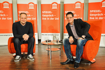 Oliver Welke im SPIEGEL-Gespräch mit Redakteur Markus Brauck an der Universität Hamburg. Foto: DER SPIEGEL