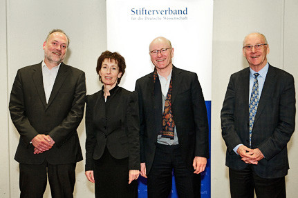 Sie präsentierten das Konzept der Universität Hamburg vor der Jury: Prof. Dr. Jens Struckmeier vom Fachbereich Mathematik, Prof. Dr. Gabriele Kaiser (Prodekanin der Fakultät EPB), Prof. Dr. Reiner Lehberger (Leiter des Zentrums für Lehrerbildung Hamburg) und Vizepräsident Prof. Dr. Holger Fischer (v.l.). Foto: Stifterverband/Jörg Heupel 