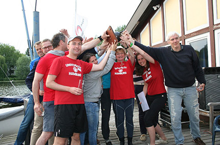 Das Team der Universität Hamburg freut sich mit dem Siegerpokal. Foto: Hochschulsport Hamburg