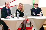 Auf dem Podium, v.l.: Prof. Dr. Alexander Bassen, Prof. Dr. Brigitte Pfau-Effinger und Prof. Dr. Jürgen Beyer