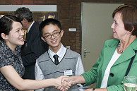 Wissenschaftssenatorin Dr. Herlind Gundelach begrüßt zwei Teilnehmer der CESL-Summer School, Foto: Bente Stachowske 