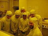 Dr. Stefan Mendach (vorne rechts) erklärt das Rasterelektronenmikroskop im Reinraum, Fotot: K. Buth