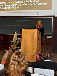 Frau Prof. Dr. Antje BOE­TI­US vom Al­fred-We­ge­ner-In­sti­tut für Polar‐ und Mee­res­for­schung und Max‐Planck‐In­sti­tut für Ma­ri­ne Mi­kro­bio­lo­gie über Planet Tiefsee - Neues vom Leben im Meer, Foto: UHH/PS