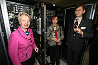 Prof. Ludwig, Direktor des DKRZ, erklärt den neuen Supercomputer, links Bundesministerin Schavan, daneben Wissenschaftssenatorin Gundelach, Foto: DKRZ