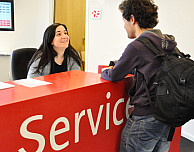 Der ServicePoint des CampusCenters ist die erste Anlaufstelle für die Studierenden, Foto: UHH/Schell