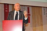 Dieter Lenzen führte vor dem Auditorium eine Stär­ken-​Schwä­chen-​Ana­ly­se in elf Punkten aus, Foto: UHH/Schell