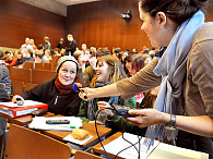 Medieninteresse: Am 18. Januar war eine Reporterin für den Deutschlandfunk in der Vorlesung. Foto: UHH/Schell