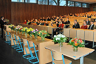 Zwölf bunte Blumensträuße für zwölf Professor/inn/en: Ein Bild für die Vielfalt der Forschung an der WiSo-Fakultät. Foto: UHH/Gerken