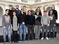 Nur einige Mitglieder des 17-köpfigen Redaktionsteams. Mit dabei sind Anja Textor (hinten, 3. v. l.) und Thorsten Gudewitz (Mitte vorne). Foto: UHH/Schell