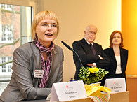 Die Leiterin der Personalabteilung, Petra Rönne, moderierte die TVP-Begrüßung. Foto: UHH/Schell