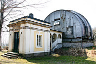 Das Meridiankreisgebäude diente bis zum Zweiten Weltkrieg der exakten Zeitbestimmung - unverzichtbar für die Hafen- und Handelsstadt Hamburg. Zur Zeit wird es restauriert. Foto: UHH/Baumann