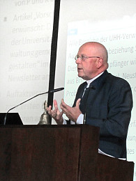 Präsident Prof. Dr. Dieter Lenzen erläutert das Zukunftskonzept. Foto: Markus Birzer