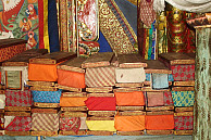 Manuskriptforschung: Bände der sGang-steng-A-Sammlung auf dem Altar in einem Saal des sGang-steng-Klosters, Foto: Dr. Orna Almogi