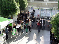 Der Ge­sund­heits­tag der Uni­ver­si­tät Ham­burg fin­det im Foyer des West­flü­gels des Haupt­ge­bäu­des sowie in den Räu­men im II. OG statt. Foto: UHH