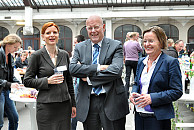 Die Kanzlerin Dr. Katrin Vernau, der Präsident Prof. Dr. Dieter Lenzen und die Vizepräsidentin Prof. Dr. Rosemarie Mielke kamen ebenfalls zum Sommerfest. Foto: UHH/Bärthel