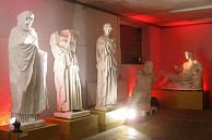 Die auf eine über 100-jährige Geschichte zurückblickende Sammlung des Archäologischen Instituts der Universität Hamburg besitzt derzeit 173 Gipsabgüsse antiker Skulpturen, Reliefs, Portraits und Kleinkunst. Foto: Maria Witek