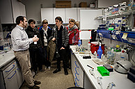 Juniorprofessor Dr. Christian A. Voigt vom Biozentrum Klein Flottbek machte mit den Oberstufenschülern eine Laborführung. Foto: Stefan Bischoff | addictedtolight.com