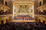 Die Laeiszhalle war außerordentlich gut besucht: Rund 1100 Besucherinnen und Besucher wollten Chor und Orchester der Universität hören. Foto: UHH, RRZ/MCC, Arvid Mentz