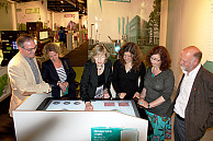 David Grawe (CliSAP-Stadtklimaforschung), Ute Kreis (Leiterin Öffentlichkeitsarbeit CliSAP), Wissenschaftssenatorin Dr. Dorothee Stapelfeldt, CliSAP-Sprecherin Prof. Anita Engels, CliSAP-Geschäftsführerin Dr. Anke Allner und der wissenschaftliche Koordinator Dr. Ingo Harms (v.l.) probieren den „Stadtklima-Architekten“ aus. Foto: André Stein-Schomburg
