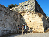 Dienstbesprechung an der hellenistischen Stadtmauer der antiken Stadt Gadara, oben das Grabungshaus des Teams. Foto: UHH/Andraschko