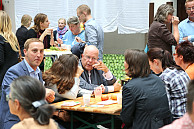 Universitätspräsident Prof. Dieter Lenzen im angeregten Gespräch. Foto: UHH/Sukhina