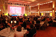Voll besetzt: Im Ballsaal des Grand Elysee Hamburg erlebten die Ballgäste ein buntes Programm. Foto:  Manfred Carl