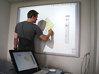 Was auf der Tafel notiert wird, wird auch auf dem PC-Monitor gezeigt und lässt sich auf dem Rechner abspeichern, Foto:UHH/GW