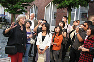 Prof. Dr. Ninon Colneric (links) macht mit den Studierenden einen Stadtrundgang, Foto: Zhang Xiatao