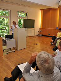 Prof. Sami Adwan erläutert das Konzept von „Learning Each Other's Historical Narratives“, Foto: UHH/PS  