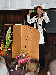 Prof. Dr. Su­san­ne BAER, Pro­fes­so­rin für Öf­f­ent­li­ches Recht und Ge­schlech­ter­stu­di­en an der Ju­ris­ti­schen Fa­kul­tät der Hum­boldt-Uni­ver­si­tät zu Ber­lin, über Wie lässt sich Recht verstehen?, Foto: UHH/PS