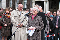 Maria Jepsen, Bischöfin der Nordelbischen Ev.-Luth. Kirche, spricht anlässlich der Verlegung der Stolpersteine, Foto: UHH/Werner