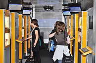 An interaktiven Terminals konnten Schülerinnen und Schüler mehr über die Nanowelt erfahren, Foto: UHH/Schell