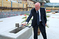 Universitätspräsident Prof. Dr. Dieter Lenzen füllt den Grundstein mit Mörtel, Foto: BWF