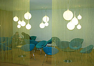 Die Leselounge in der Bibliothek ist modern gestaltet, Foto: UHH/Andermann
