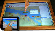 Prototyp eines interaktiven Tischs und eines Programms für das iPad. Es soll zukünftig den Überblick über aktuelle Hafeninformationen erleichtern. Foto: UHH/Beckhaus
